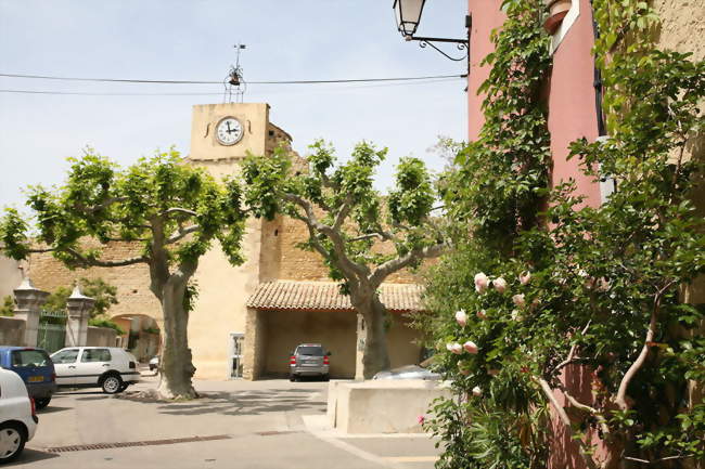 Arrivée sur la place - Buisson (84110) - Vaucluse