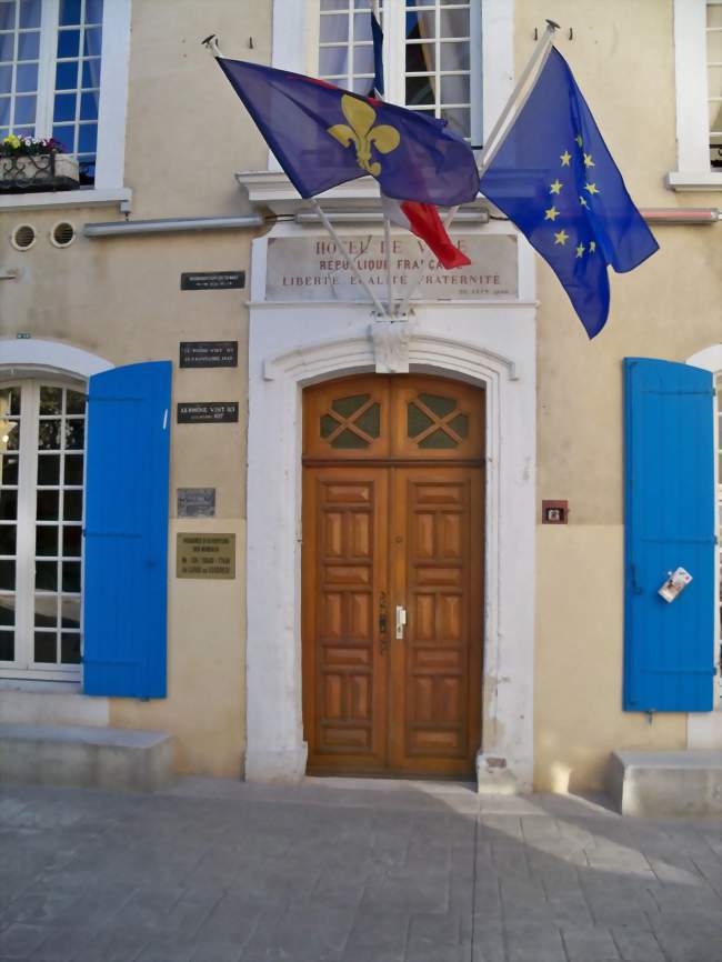 Façade de la mairie de Caderousse avec marques (plaques noires à gauche) des inondations historiques de 1827, 1840 et 1856 - Caderousse (84860) - Vaucluse