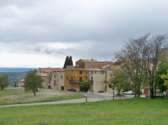 Le village côté sud - Caseneuve (84750) - Vaucluse