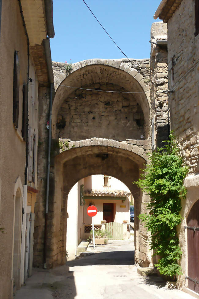 Porte médiévale à Cucuron - Cucuron (84160) - Vaucluse