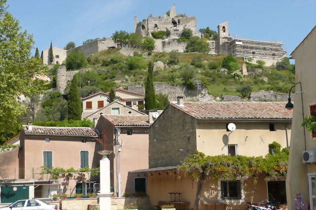 Place à Entrechaux - Entrechaux (84340) - Vaucluse