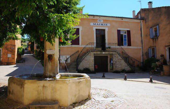 Mairie et fontaine publique de Flassan - Flassan (84410) - Vaucluse
