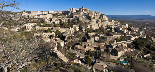 Gordes by night