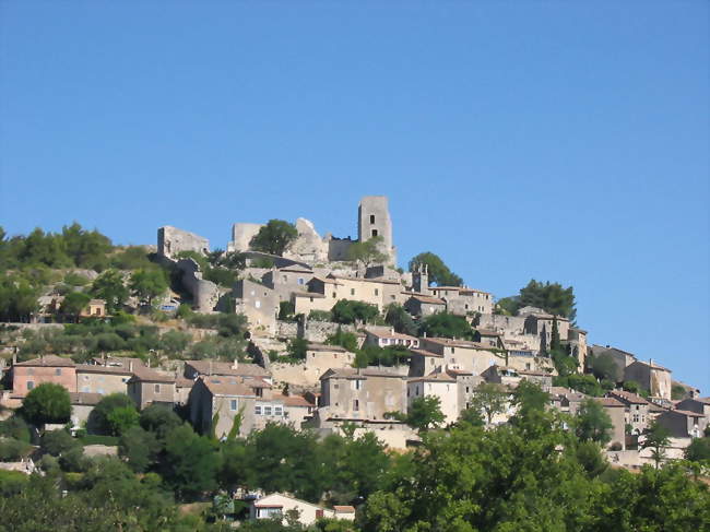 Au sommet du village, les ruines du château du marquis de Sade, pillé à la Révolution - Lacoste (84480) - Vaucluse