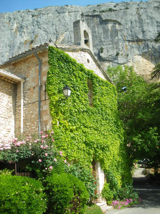 Église et falaise de Lioux - Lioux (84220) - Vaucluse