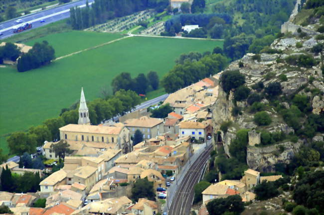 Vue sur le village en avion - Mornas (84550) - Vaucluse