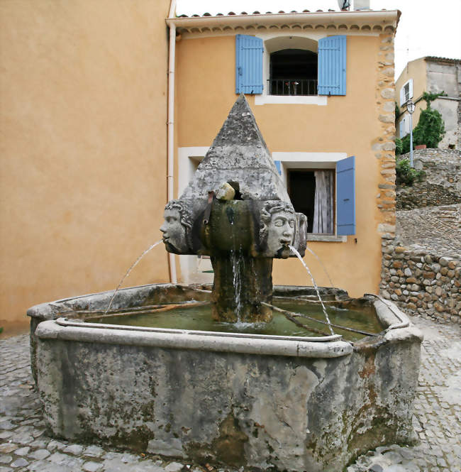Fontaine à Saint-Roman-de-Malegarde - Saint-Roman-de-Malegarde (84290) - Vaucluse