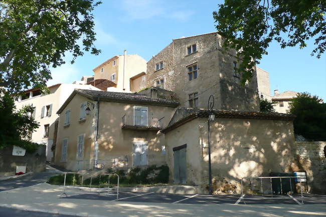 Le village - Vaugines (84160) - Vaucluse