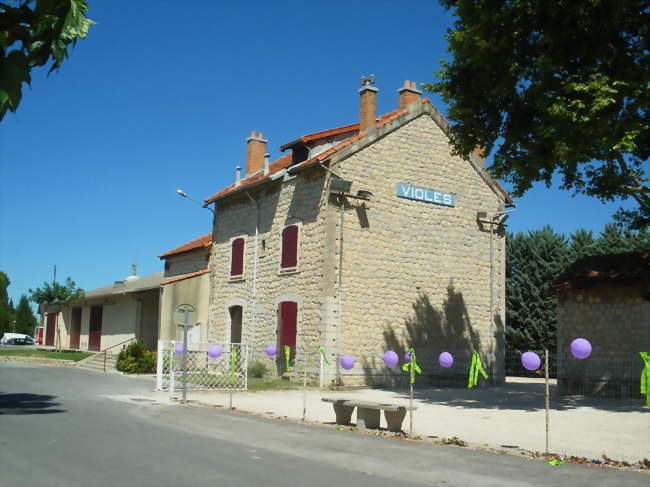 Ancienne gare de Violèsdevenue lieu d'exposition et de spectacle - Violès (84150) - Vaucluse