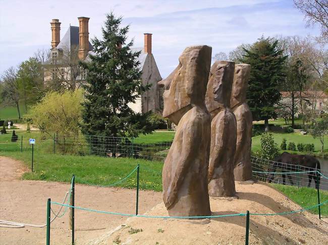 Moaïs dans le parc du château de la Guignardière - Avrillé (85440) - Vendée