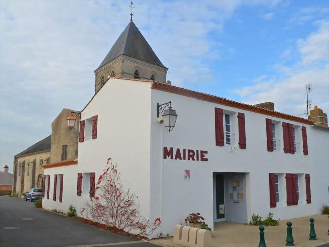 La mairie devant l'église Saint-Nicolas - La Chaize-Giraud (85220) - Vendée