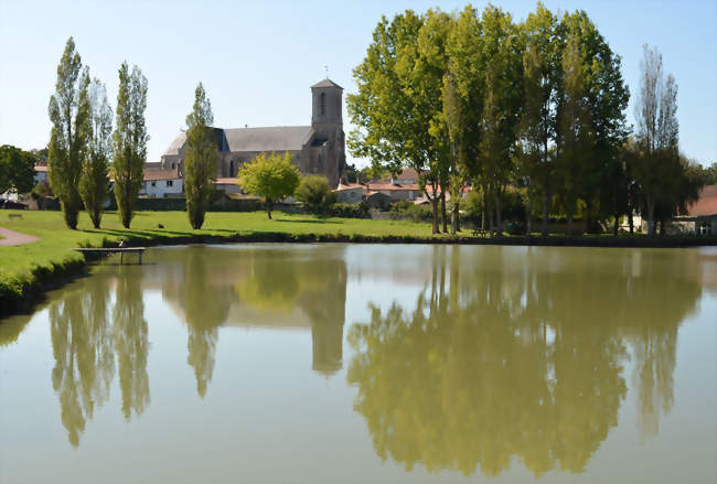 Église Saint-Gilles et plan d'eau - Palluau (85670) - Vendée