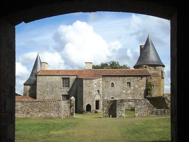 Le château de la Grève - Saint-Martin-des-Noyers (85140) - Vendée