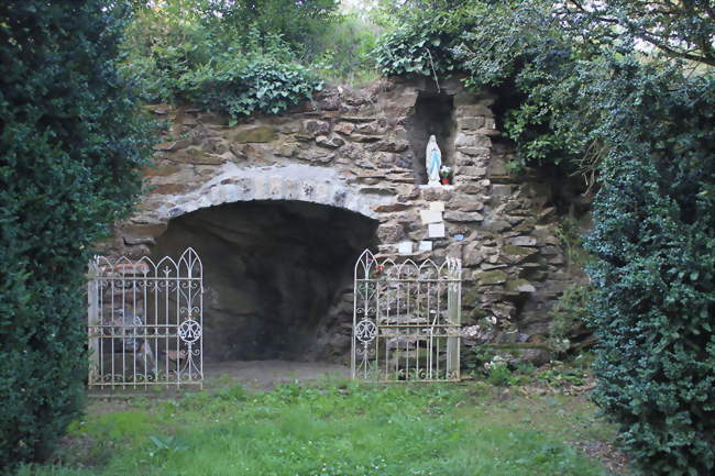Réplique de la grotte de Lourdes - Saint-Philbert-de-Bouaine (85660) - Vendée