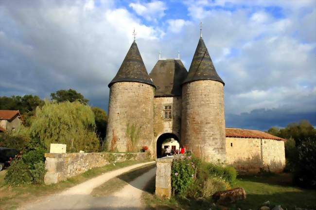 Château de Forzon - Sanxay (7km de Benassay) - Crédit: Marcel Mulot (CC by SA)