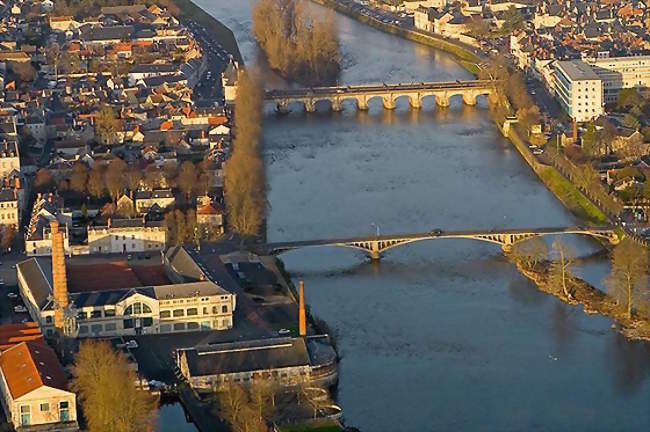 Vue sud du centre-ville traversé par la Vienne, avec l'ancienne manufacture d'armes, le pont Camille-de-Hogues (en bas), et le pont Henri-IV (en haut) - Châtellerault (86100) - Vienne