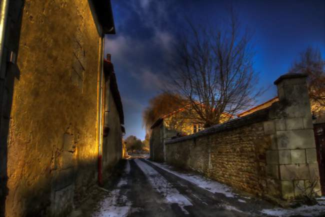 Rue de l'église - Cheneché (86380) - Crédit: eonote (CC by SA)