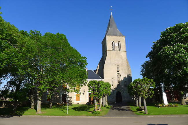 Place communale de Craon et l'église Saint-Michel - Craon (86110) - Vienne