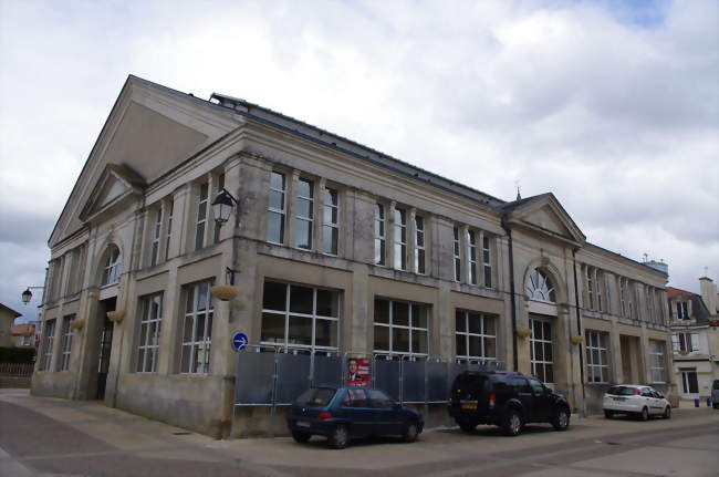 Halles et Hôtel de Ville, sur la place principale de Gençay - Gençay (86160) - Vienne