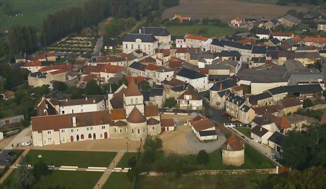 Vue aérienne de Lencloître, avec, au premier plan, son église du XIIe siècle - Lencloître (86140) - Vienne