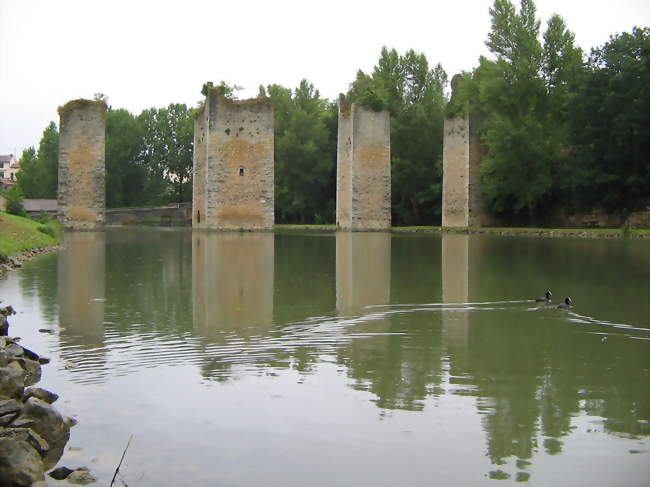 Atelier préhisto - bracelet en cuir et coquillage - Lussac les Châteaux