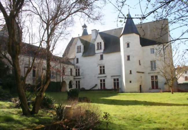 Château de Monts-sur-Guesnes