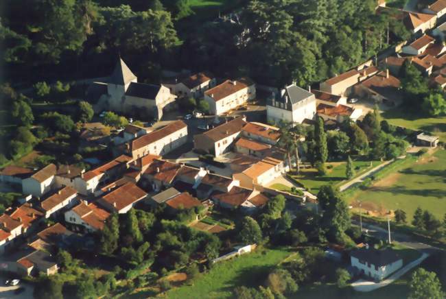 Fête annuelle avec vide-grenier, concours de pêche et pétanque.