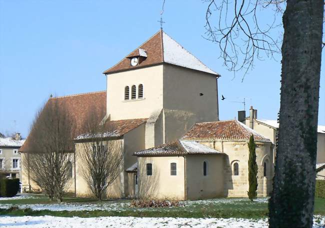 Le Bê, ruisseau au premier plan, et l'église - Sommières-du-Clain (86160) - Vienne