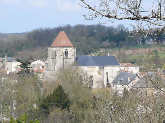 L'église vue de Fontrable - Vivonne (86370) - Vienne