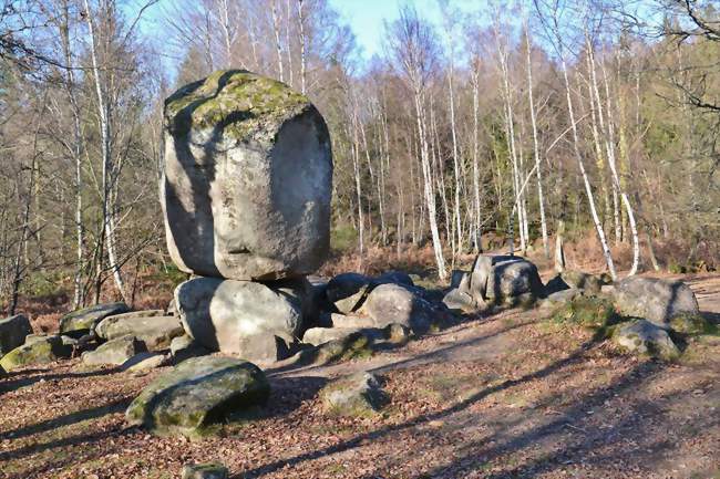 La pierre branlante de Boscartus - Cieux (87520) - Haute-Vienne