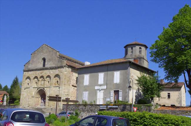 L'église Saint-Eutrope avec le prieuré - Les Salles-Lavauguyon (87440) - Haute-Vienne