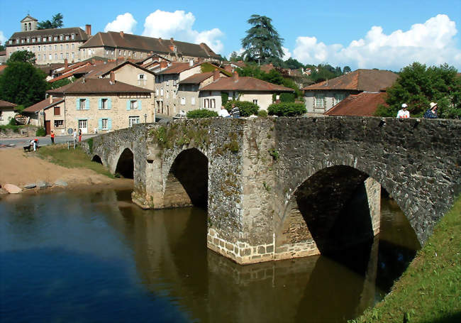 La ville et l'abbaye vues depuis le pont roman - Solignac (87110) - Haute-Vienne