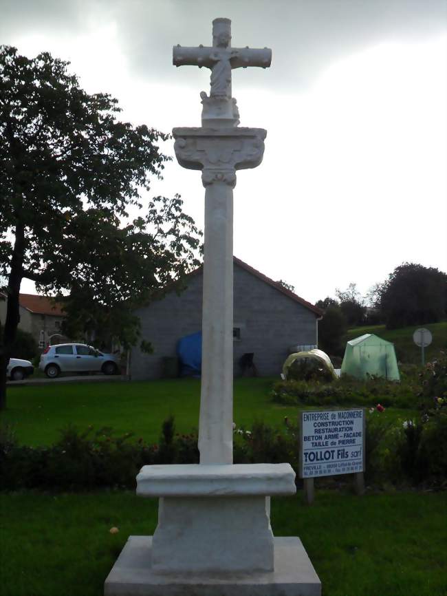 Croix de chemin du XVIe siècle - Balléville (88170) - Vosges