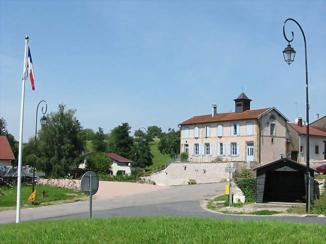 La mairie vue du monument aux morts - Bazien (88700) - Vosges