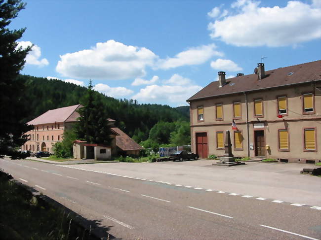 La mairie et le monument aux morts - Bois-de-Champ (88600) - Vosges