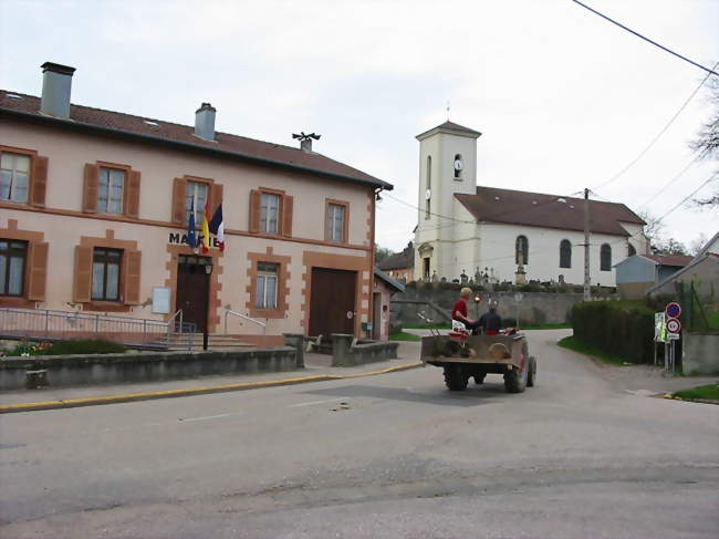 La mairie et l'église - Brû (88700) - Vosges
