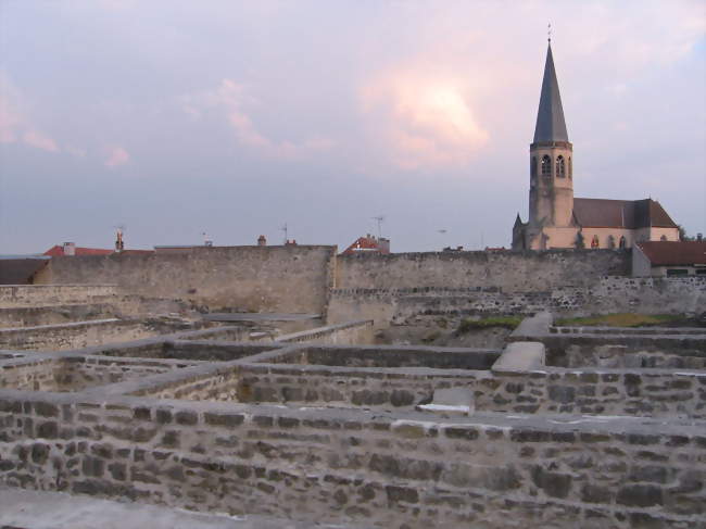 Les ruines de la forteresse et l'église - Châtel-sur-Moselle (88330) - Vosges