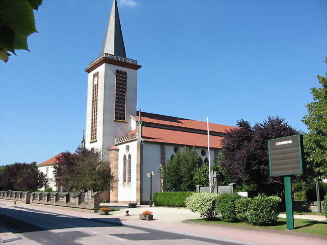 L'église paroissiale et le monument aux morts - Cheniménil (88460) - Vosges