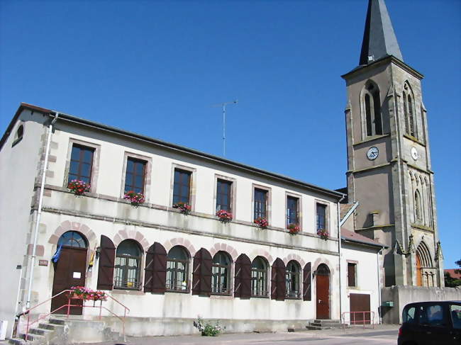 La mairie-école et l'église - Clézentaine (88700) - Vosges