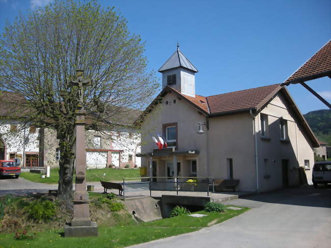 Le calvaire et la mairie - Combrimont (88490) - Vosges