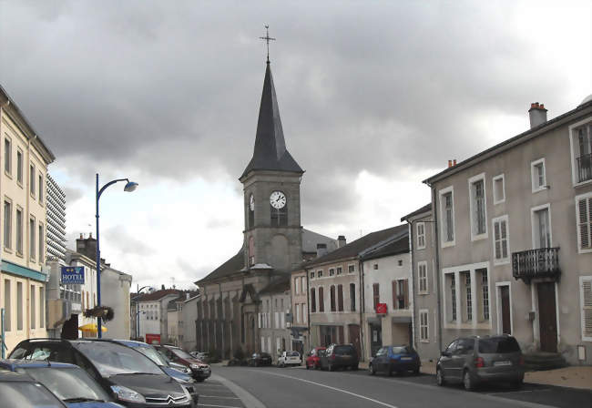 Rue de la République, église Sainte-Madeleine - Darney (88260) - Vosges