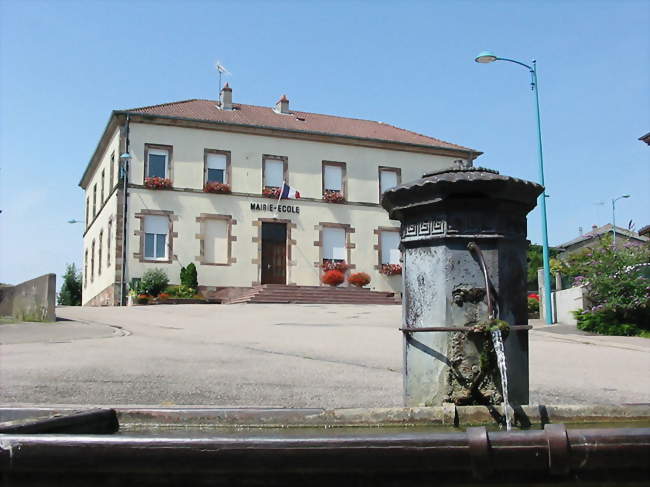 Fontaine et mairie-école - Domptail (88700) - Vosges