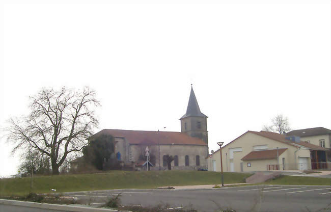 L'église Saint-Epvre et l'école communale (à droite) - Harol (88270) - Vosges