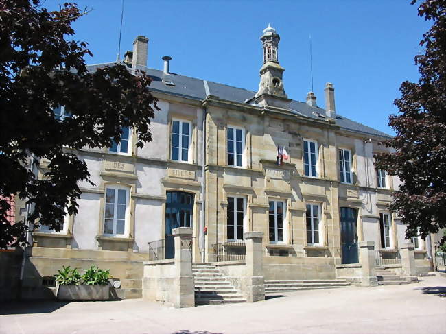 Mairie-école, datant de 1874 - Longchamp (88000) - Vosges