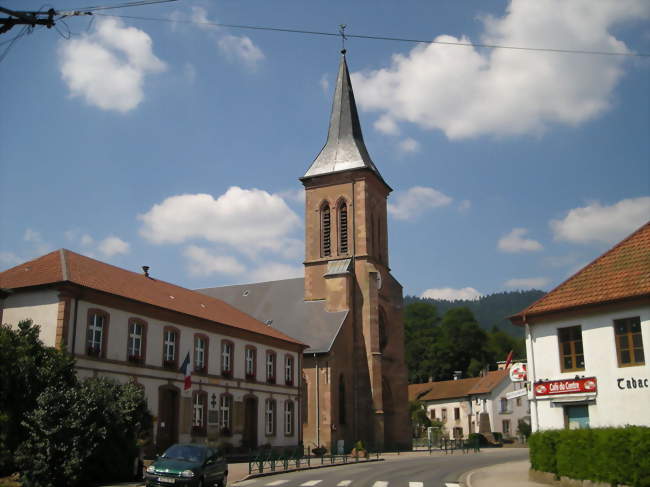 La mairie et l'église, dédiée à saint Sébastien et saint Quirin - La Petite-Raon (88210) - Vosges