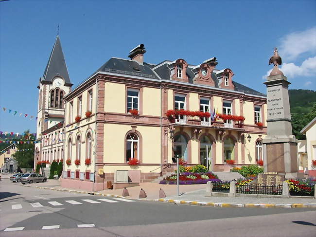 Église, école, mairie et monument aux morts - Plainfaing (88230) - Vosges