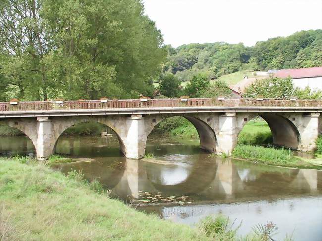 Le pont de pierre sur le Mouzon - Pompierre (88300) - Vosges