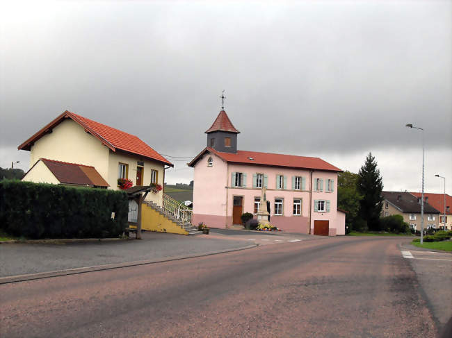 La mairie et l'ancienne église(actuelle salle des fêtes) - Pont-lès-Bonfays (88260) - Vosges