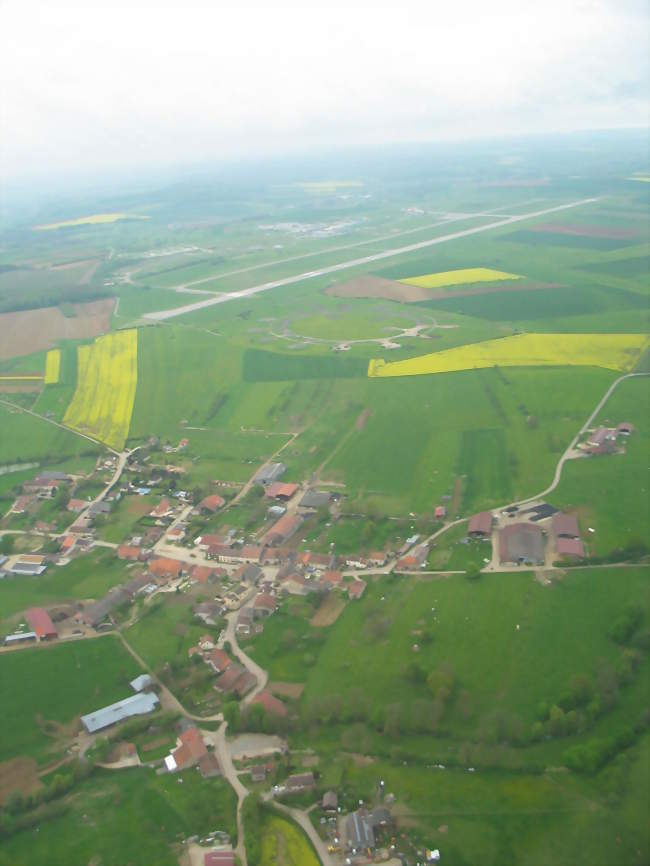 Puzieux et la piste de l'aérodrome d'Épinal-Mirecourt - Puzieux (88500) - Vosges