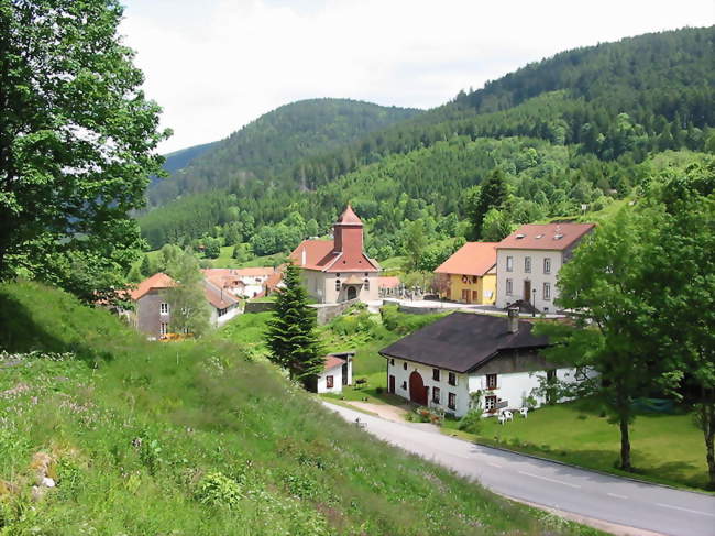 Le centre du village - église et mairie - Le Valtin (88230) - Vosges